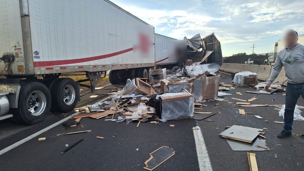 Un tráiler parado y cosas regadas de otro tráiler por la carretera Mazatlán-Culiacán