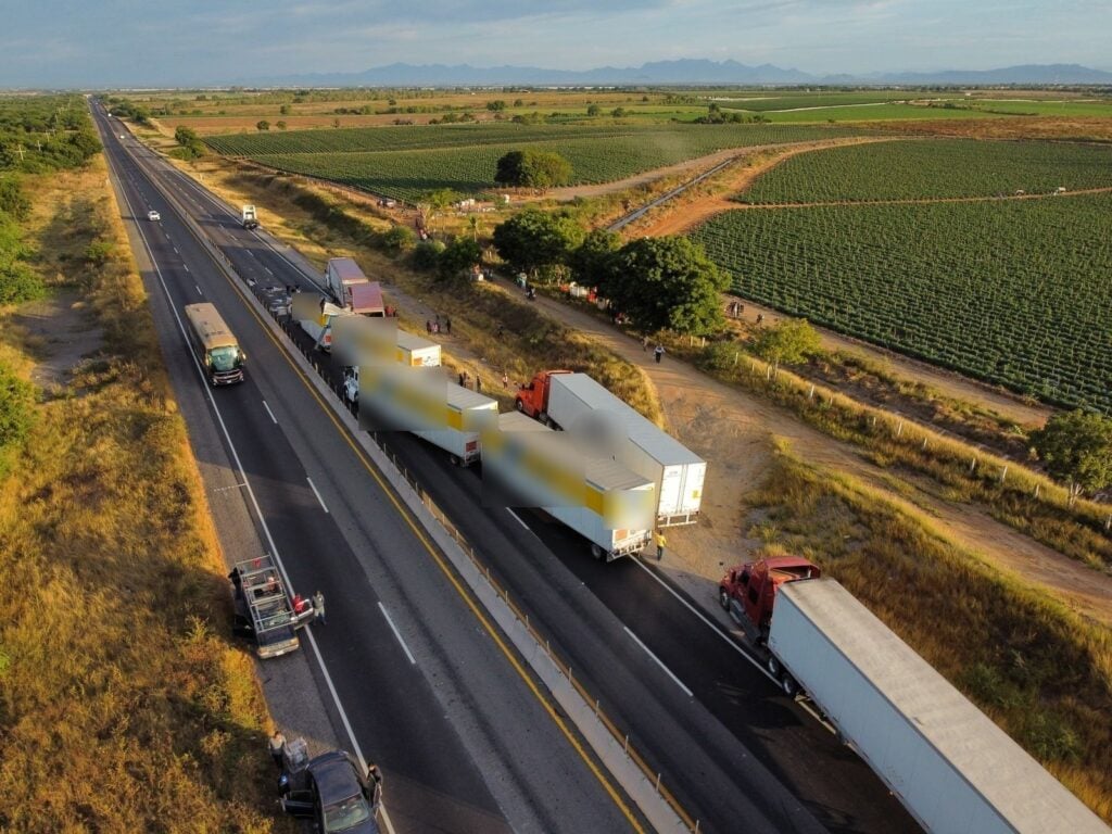 Tráileres parados tras un accidente tipo choque por la carretera Mazatlán-Culiacán