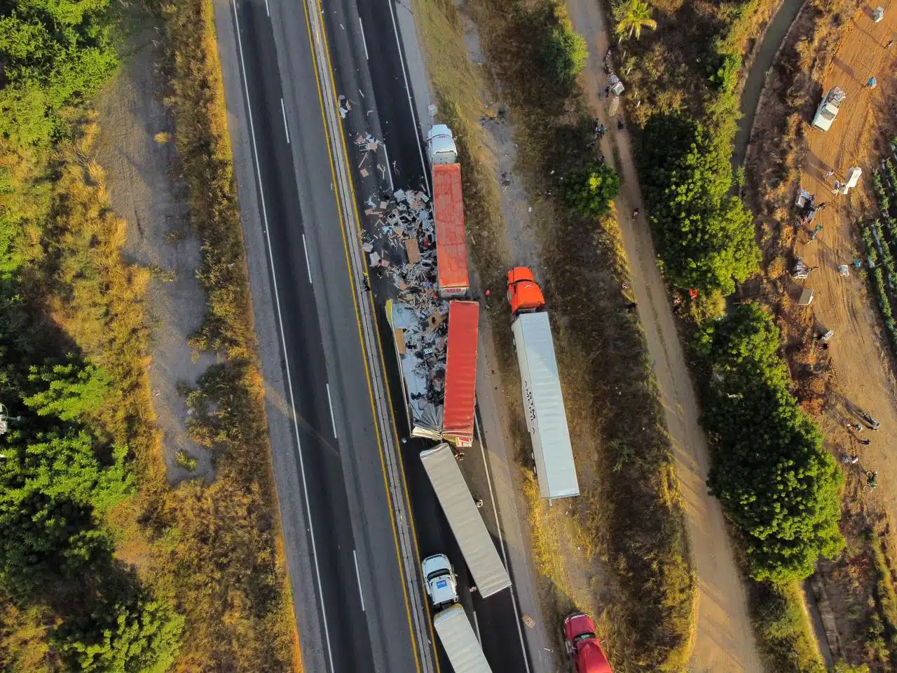 Tráileres chocan por la carretera Mazatlán-Culiacán