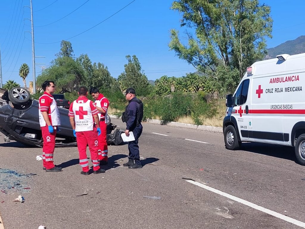 Ambulancia y paramédicos de la Cruz Roja en un accidente en Culiacán