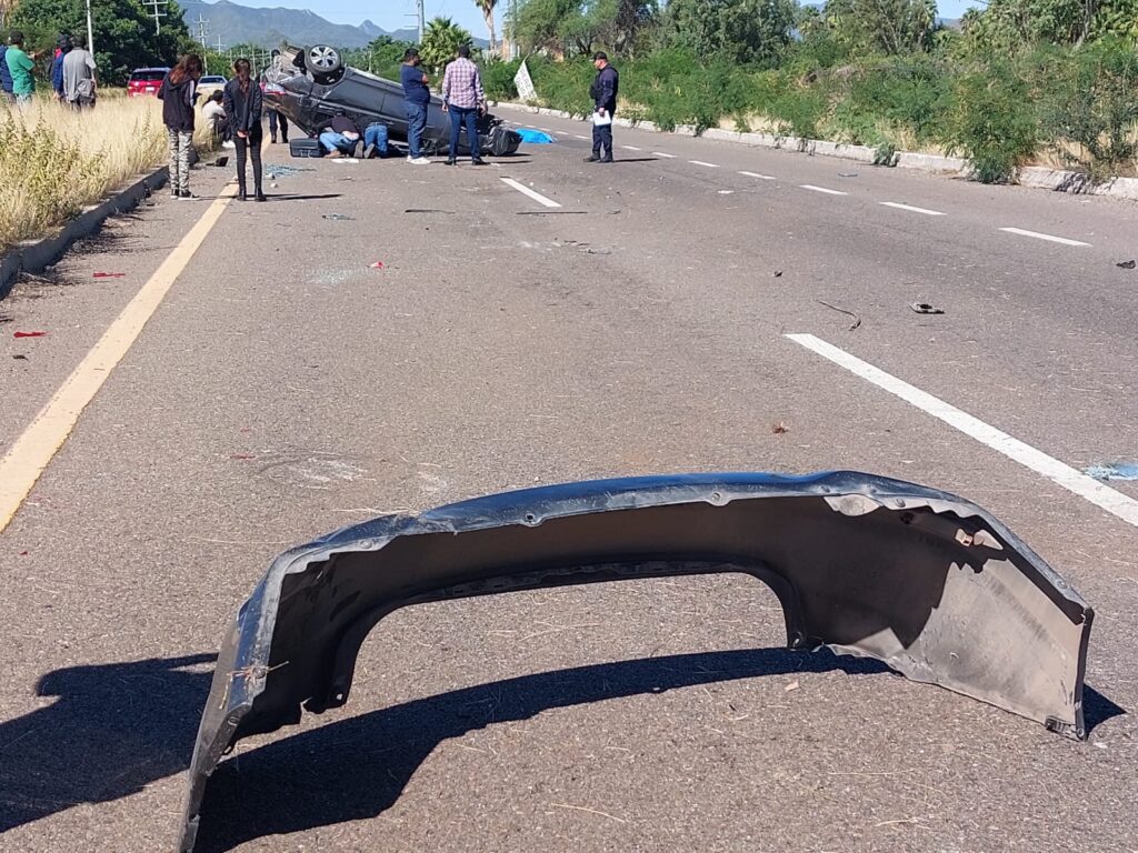 Carro con los neumáticos hacia arriba tras un accidente en Culiacán