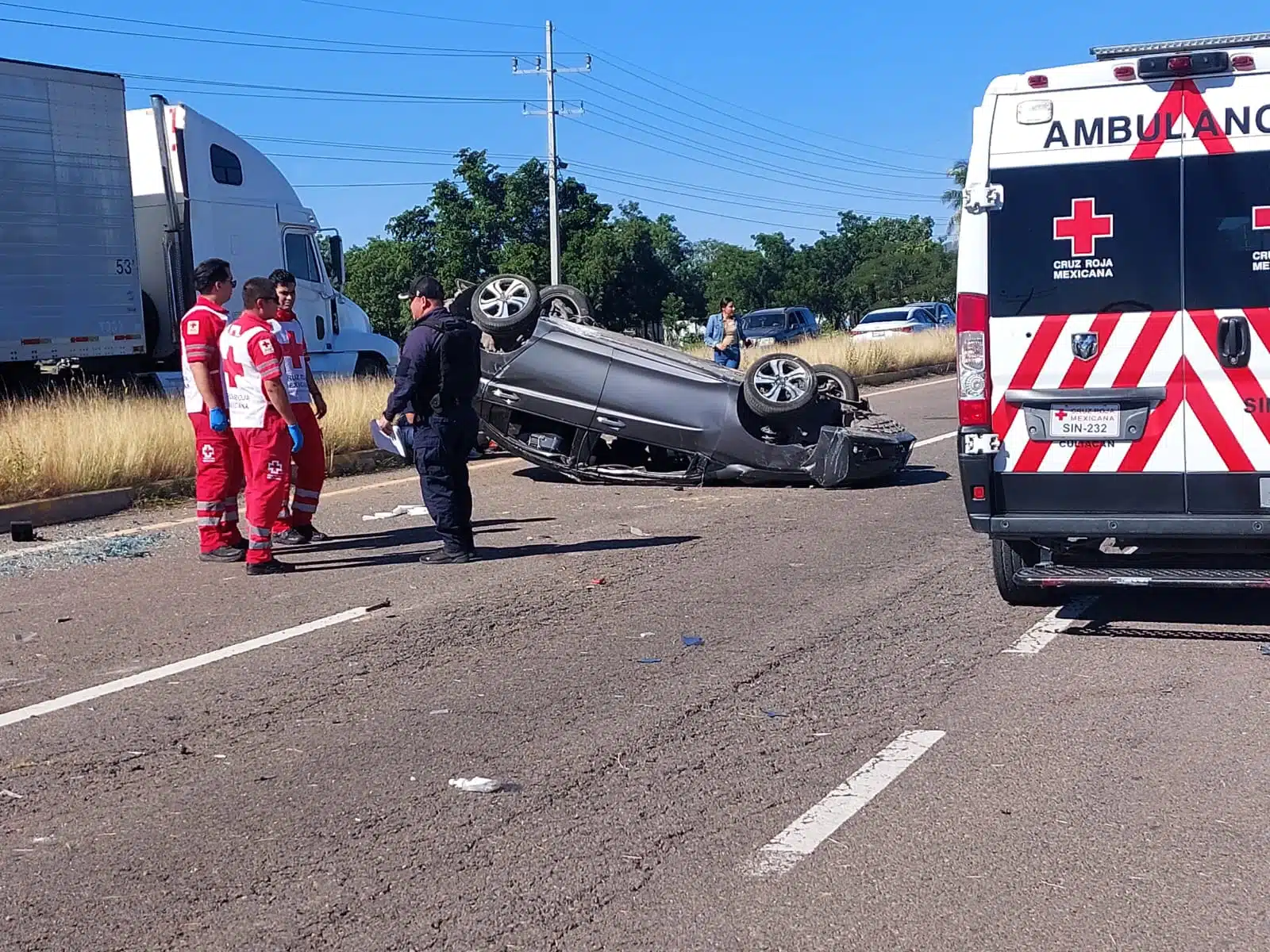 Ambulancia y paramédicos de la Cruz Roja en un accidente en Culiacán