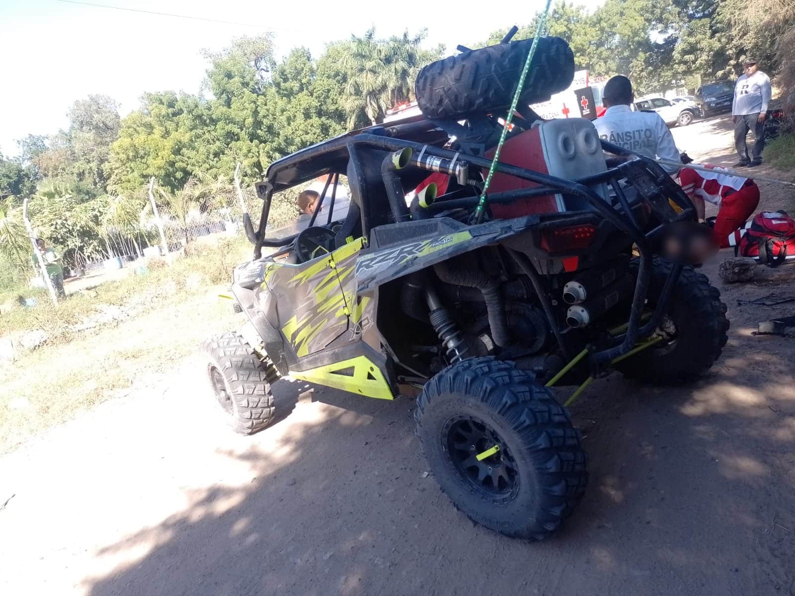 Razer en el que viajaban 3 jóvenes que tuvieron un accidente en Guamúchil