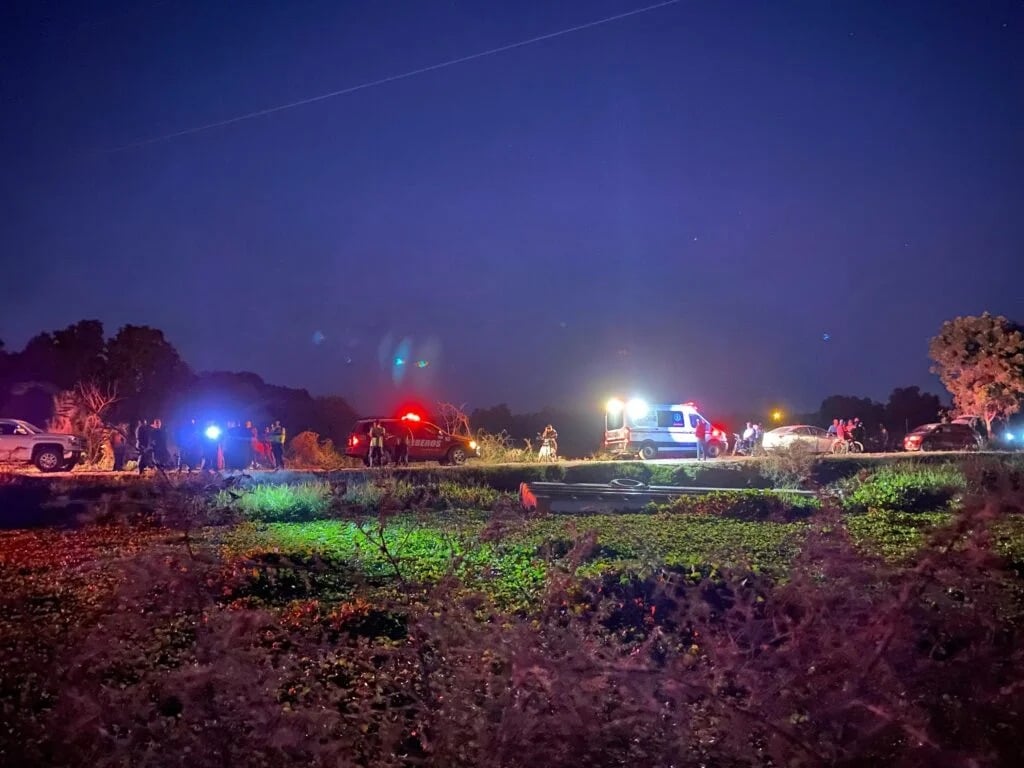 Confirma VyT que caída de camión a canal Sicae fue un accidente