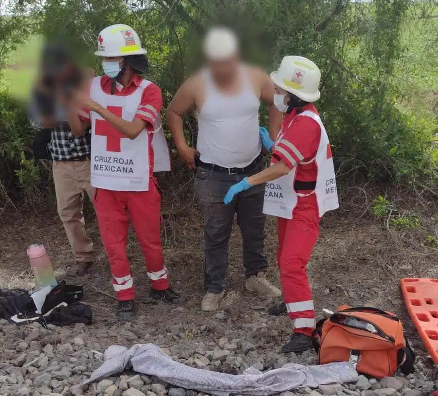 Elementos de la Cruz Roja Mexicana atendiendo a hombre accidentada. 