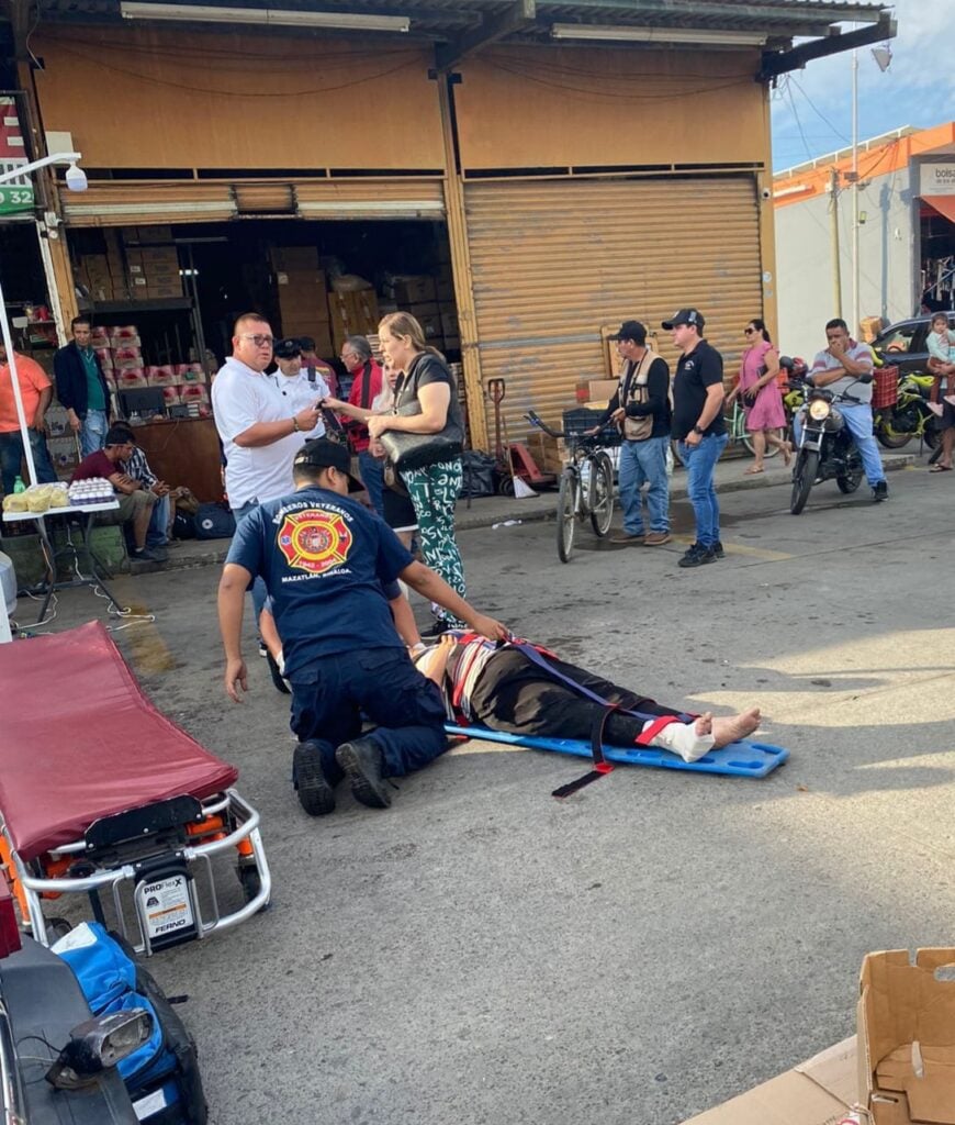 Camioneta atropella a adulta mayor dentro de la Yarda Mazatlán