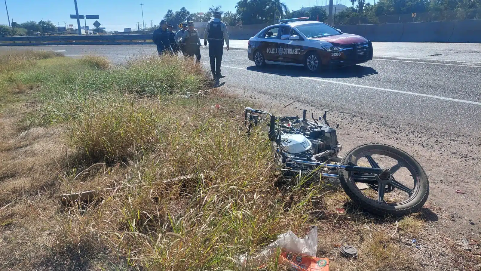 Accidente de motocicleta por el distribuidor vial 