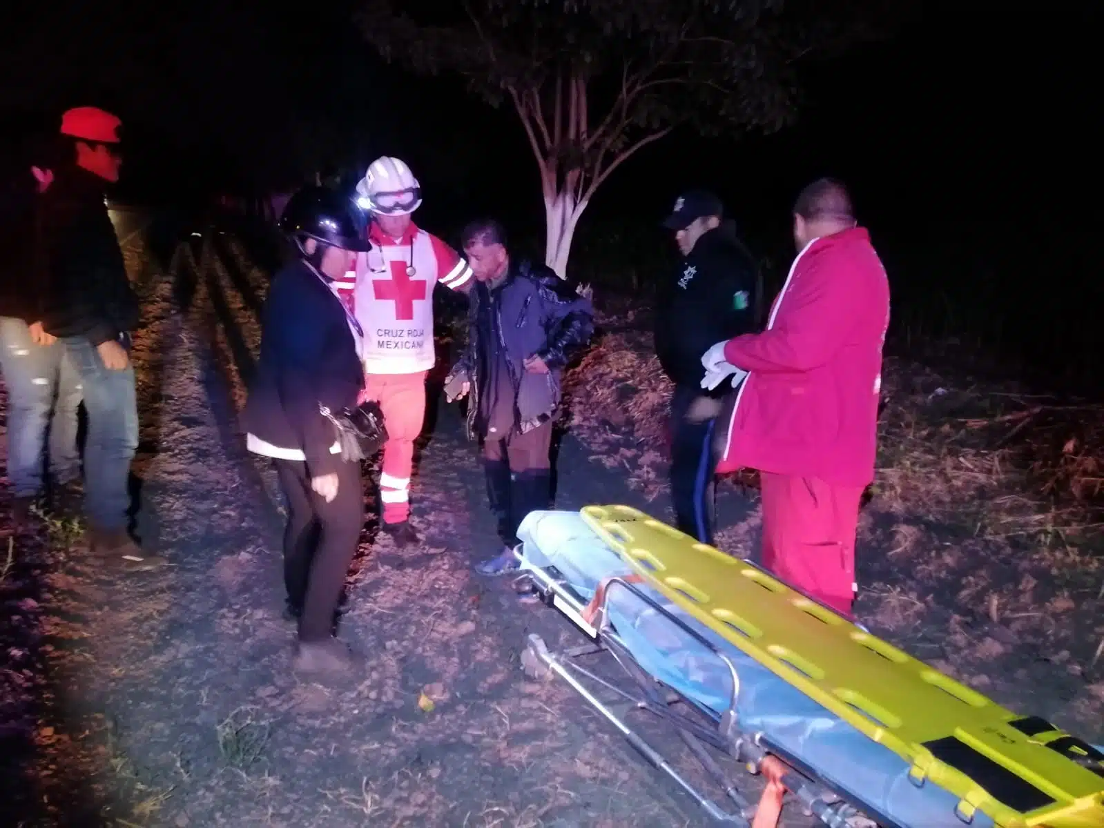 Socorristas de Cruz Roja atendieron a los lesionados y los llevaron a un hospital.