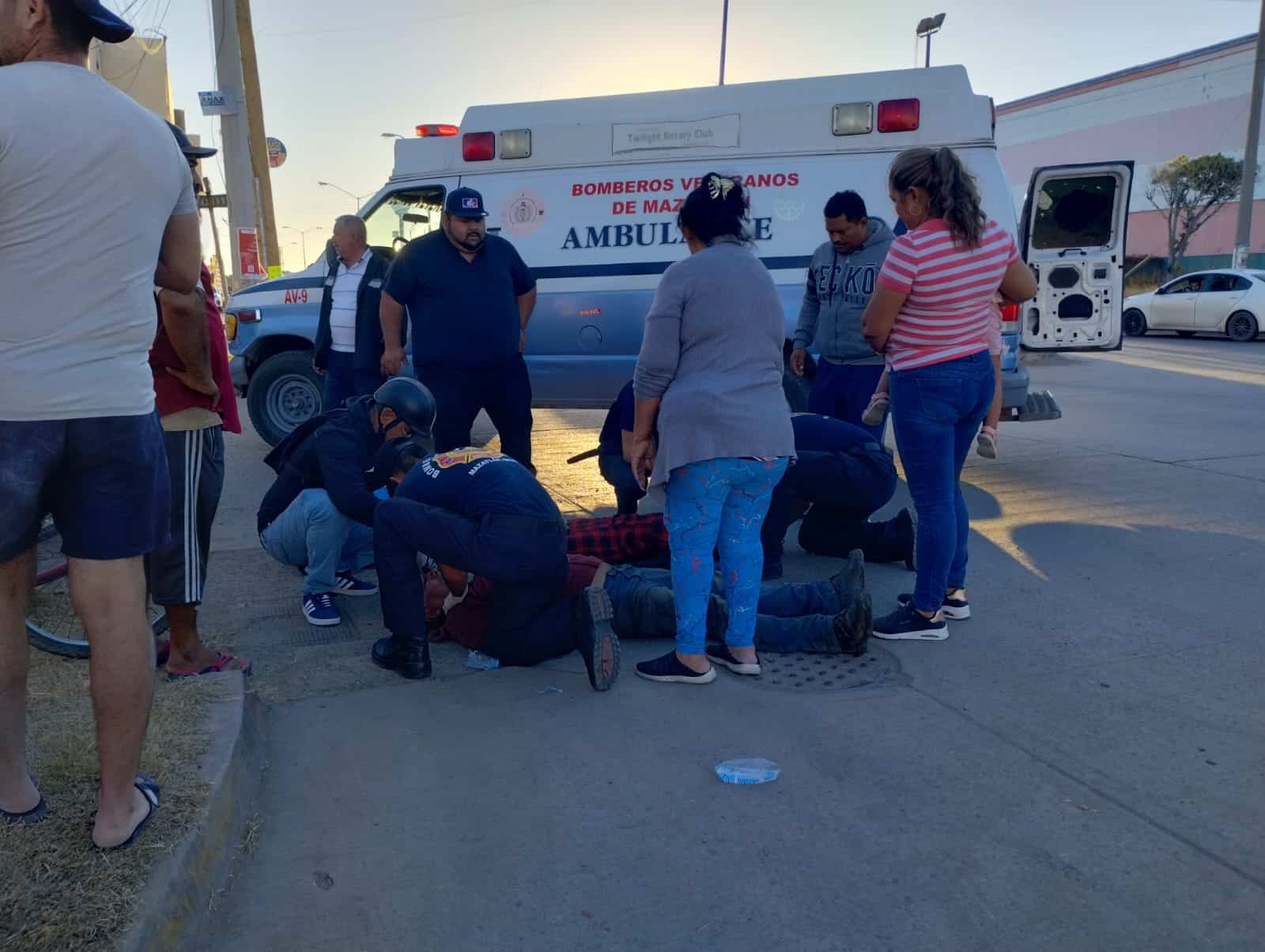 Bomberos Veteranos Mazatlán auxiliaron al adulto y a la menor lesionada.