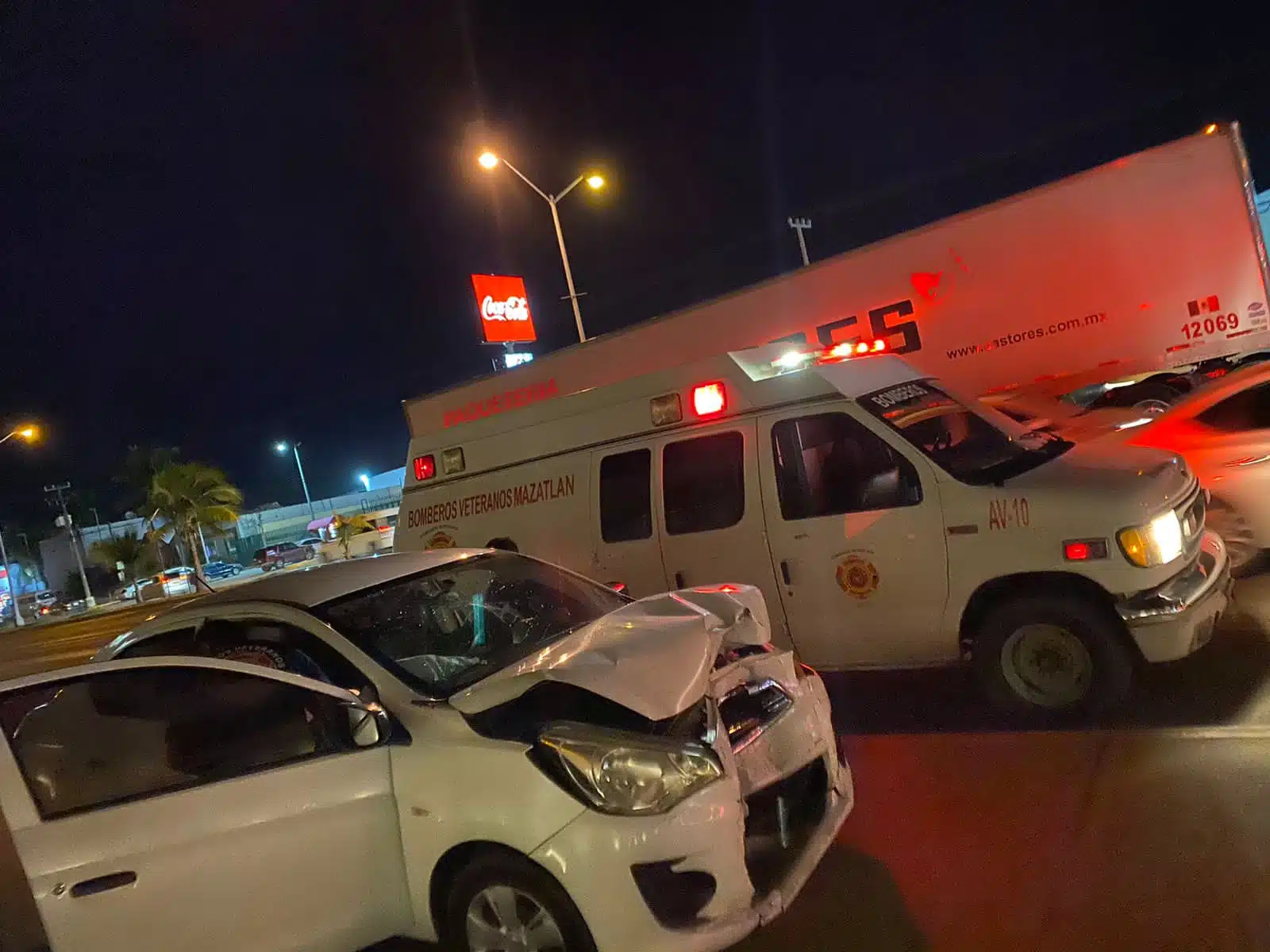 El automóvil Attitude blanco quedó con el frente destruido.