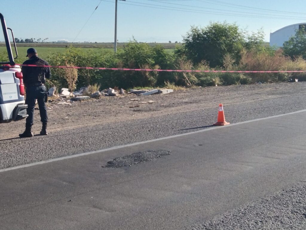 Zona acordonada con cinta roja por la carretera México en Guasave tras un accidente de tránsito