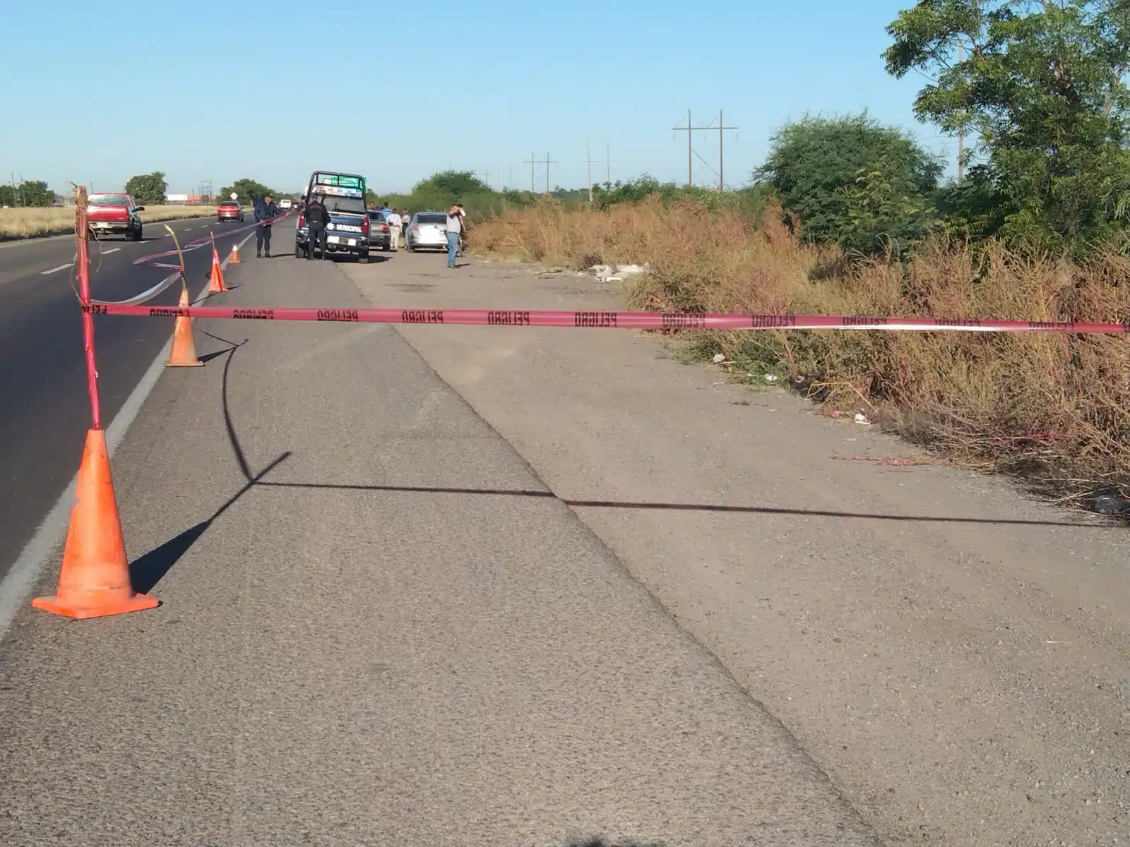 Zona acordonada con cinta roja por la carretera México en Guasave tras un accidente de tránsito