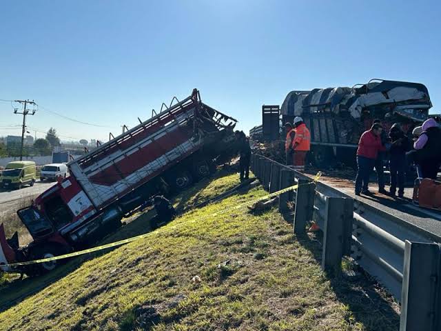Accidente vial deja 7 personas sin vida en Edomex; chocan camiones de carga