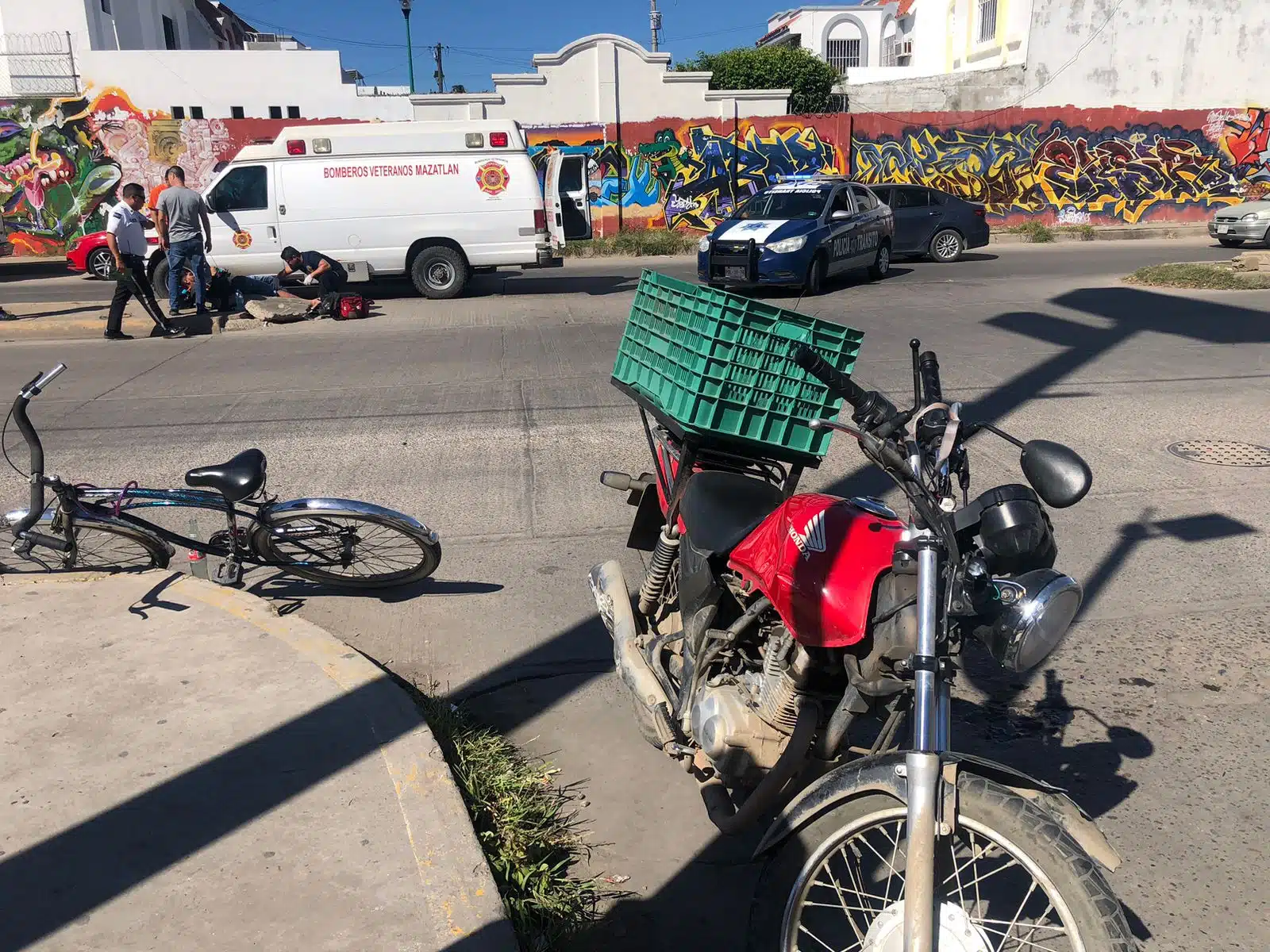 Accidente por la avenida Santa Rosa y Ceibas, en el fraccionamiento Jacarandas en Mazatlán