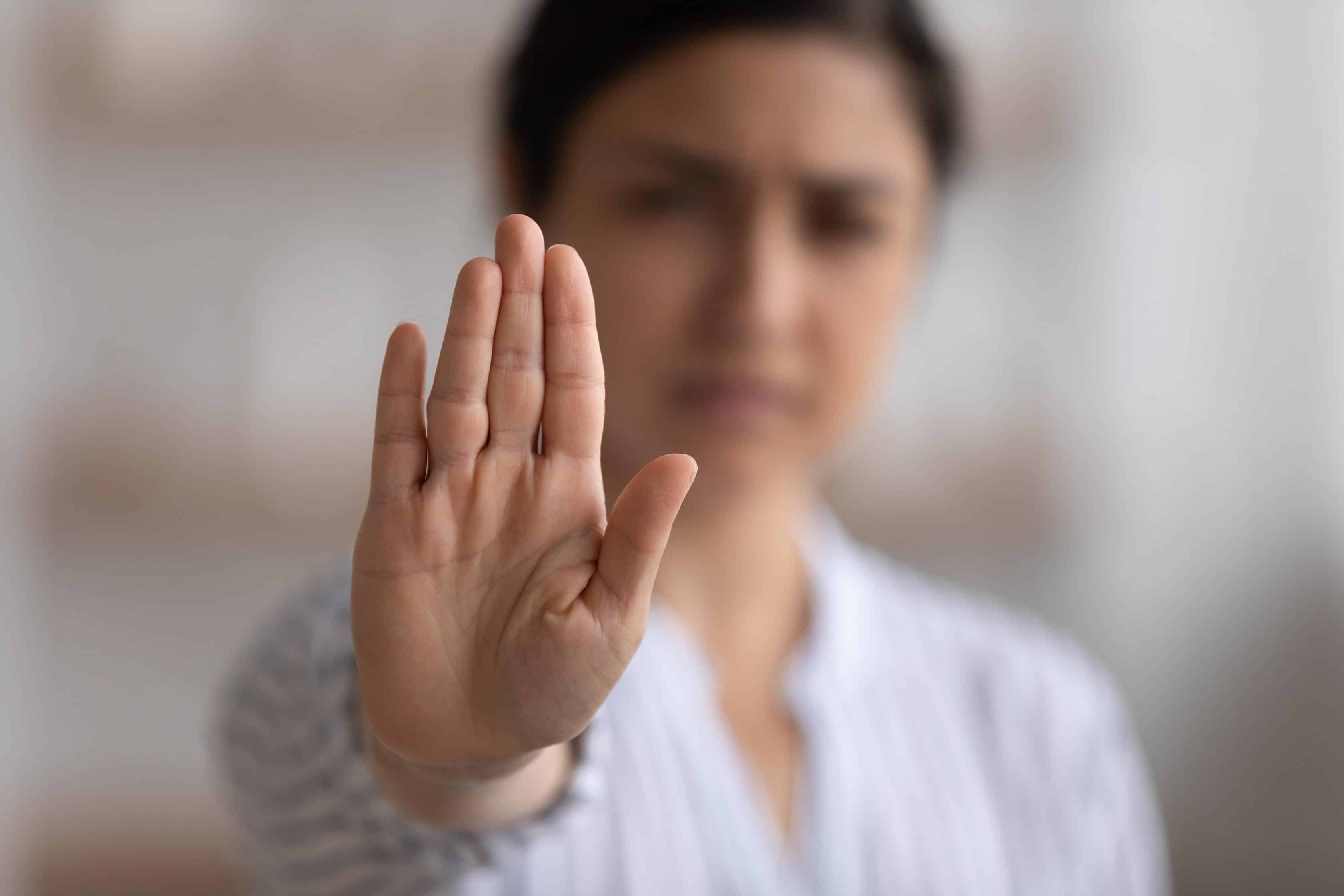 Mujer con su palma extendida
