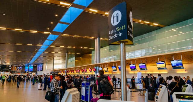 Niño de Guinea es abandonado en Aeropuerto de Bogotá