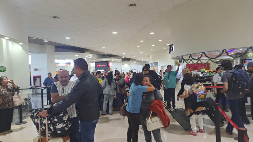 Personas comprando vuelos en el aeropuerto Rafael Buelna de Mazatlán