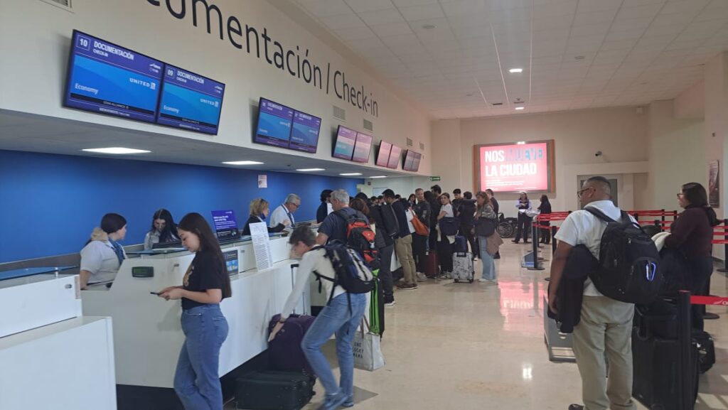 Personas comprando vuelos en el aeropuerto Rafael Buelna de Mazatlán