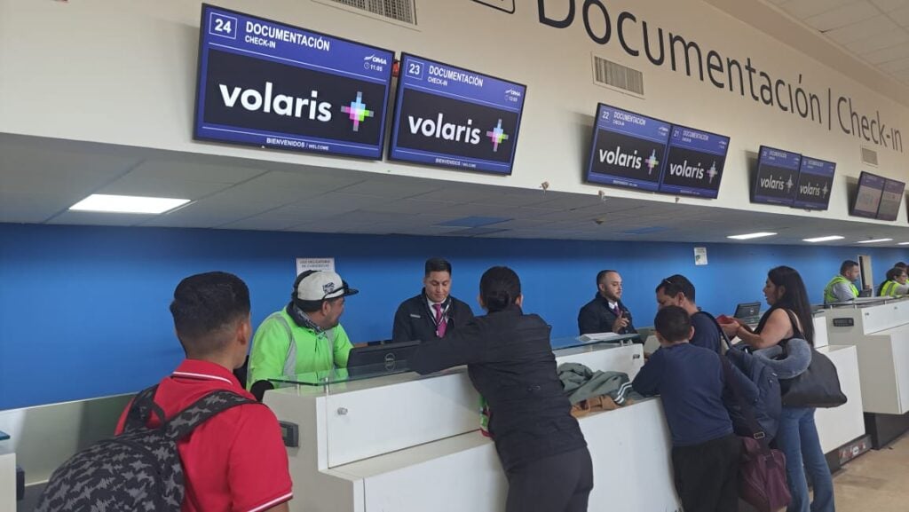 Personas comprando vuelos en el aeropuerto Rafael Buelna de Mazatlán