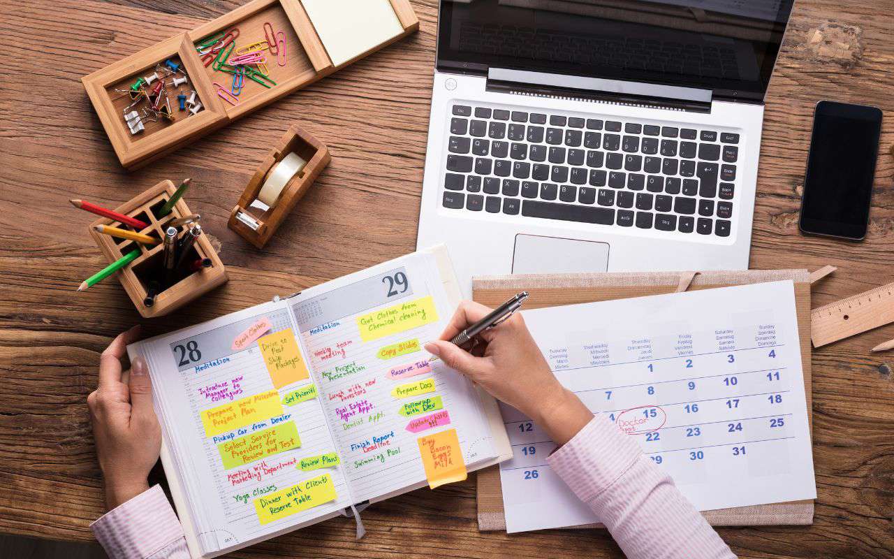 Agenda y computadora en trabajo