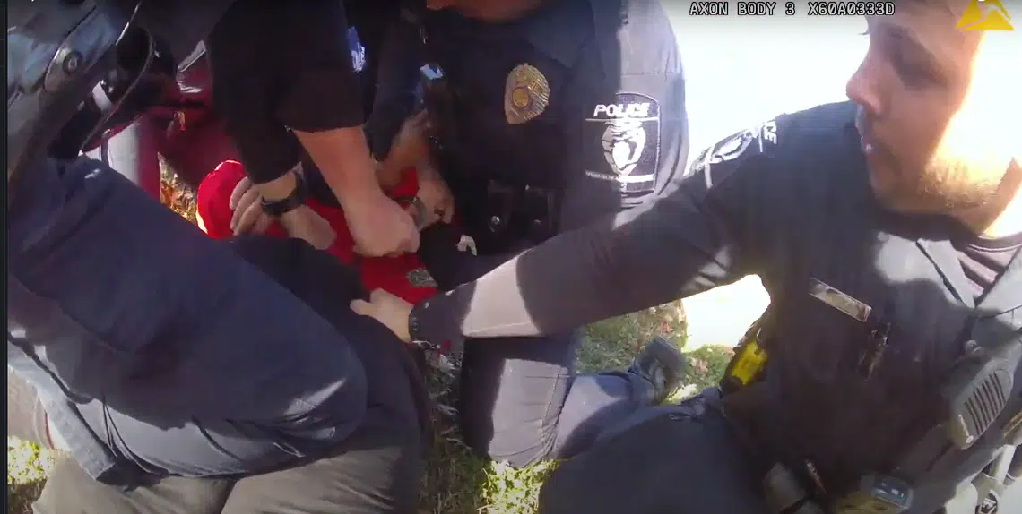 Agente estadounidense golpea a una mujer durante el arresto