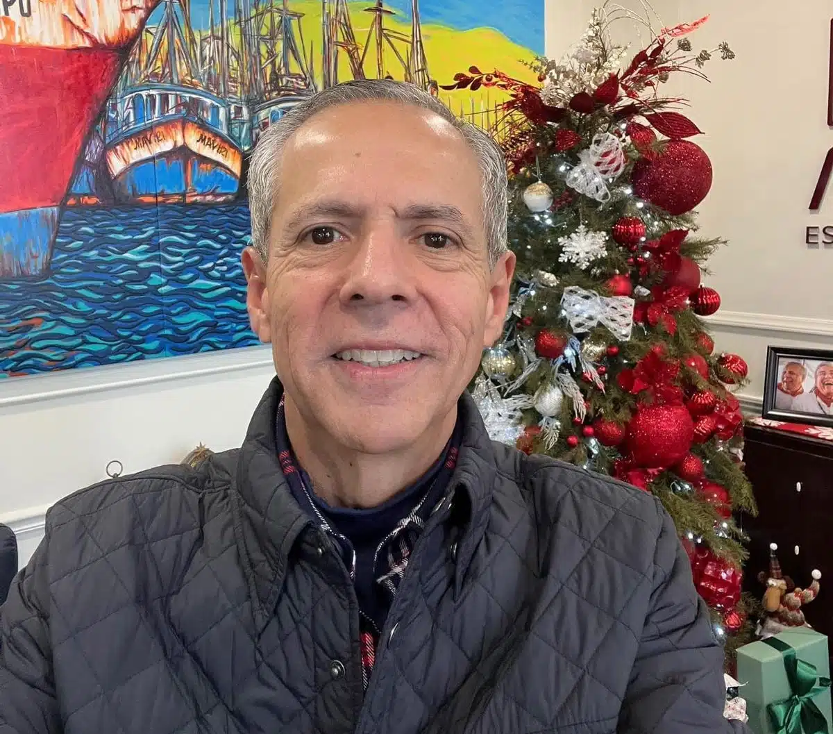 Alcalde Gerardo Vargas Landeros y atrás un árbol de Navidad