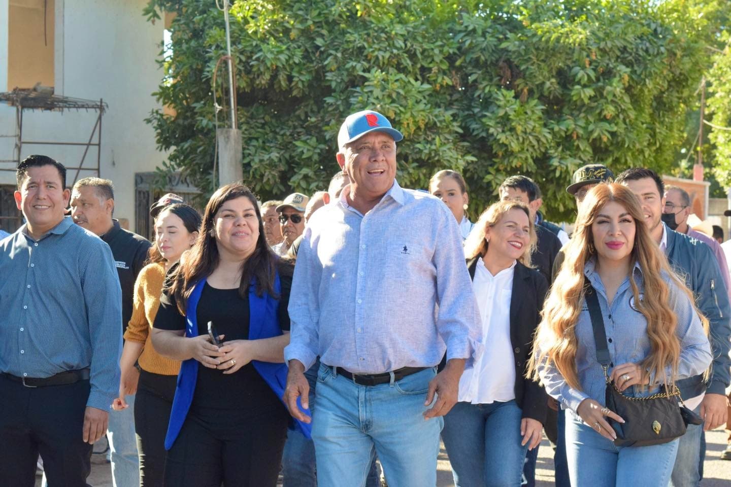 Alcalde de El Fuerte acompañado de funcionarios municipales