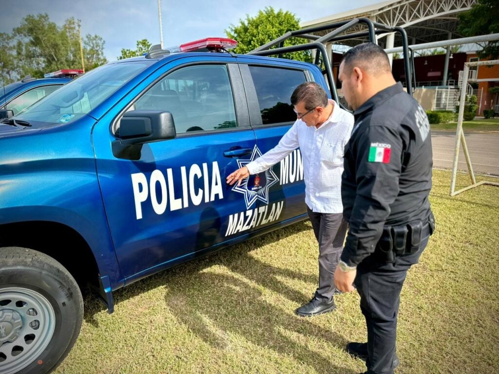 Alcalde de Mazatlán recibe simbólicamente las patrullas para la Policía Municipal