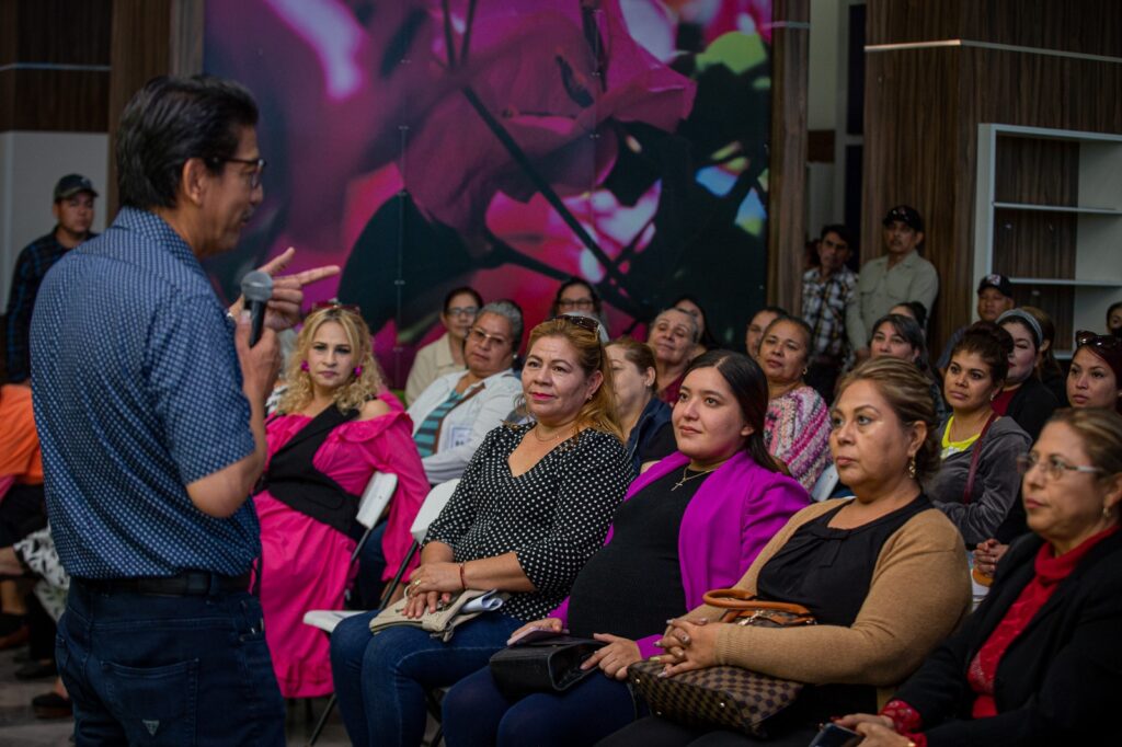 Alcalde Martín Ahumada Quintero, hace entrega de apoyo económico mediante el programa Fuerza Mujer Productiva del Gobierno del Estado.