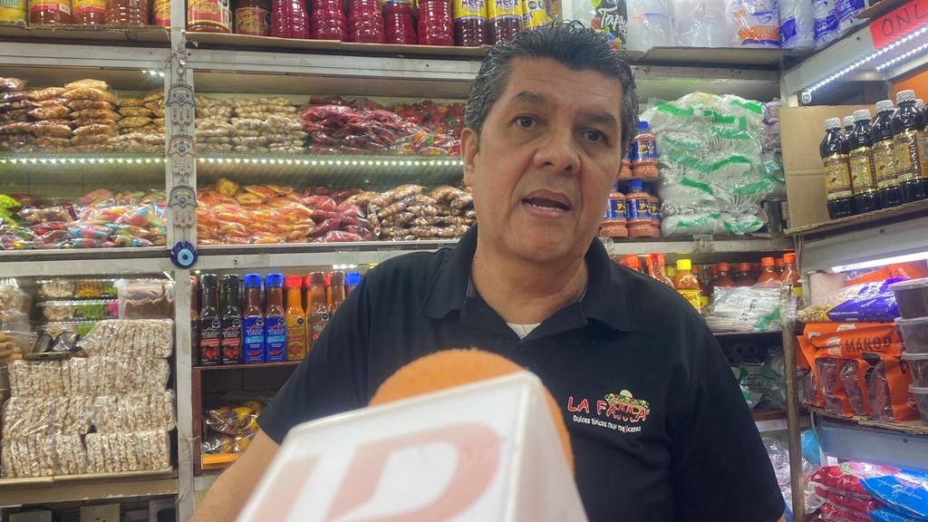 Alejandro Ontiveros Arámburo en el Mercado Municipal José María Pino Suárez de Mazatlán