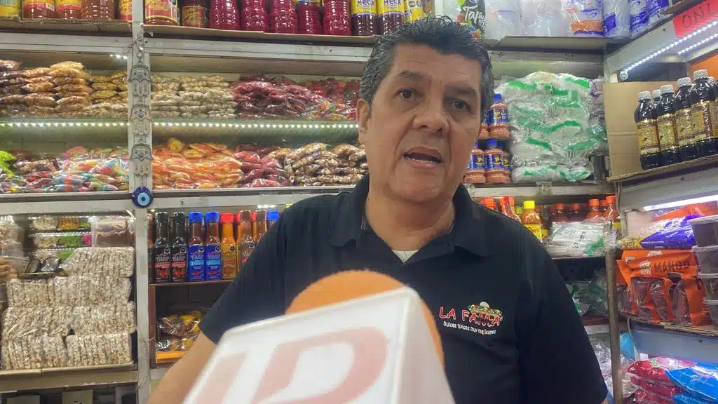 Alejandro Ontiveros Arámburo en el Mercado Municipal José María Pino Suárez de Mazatlán