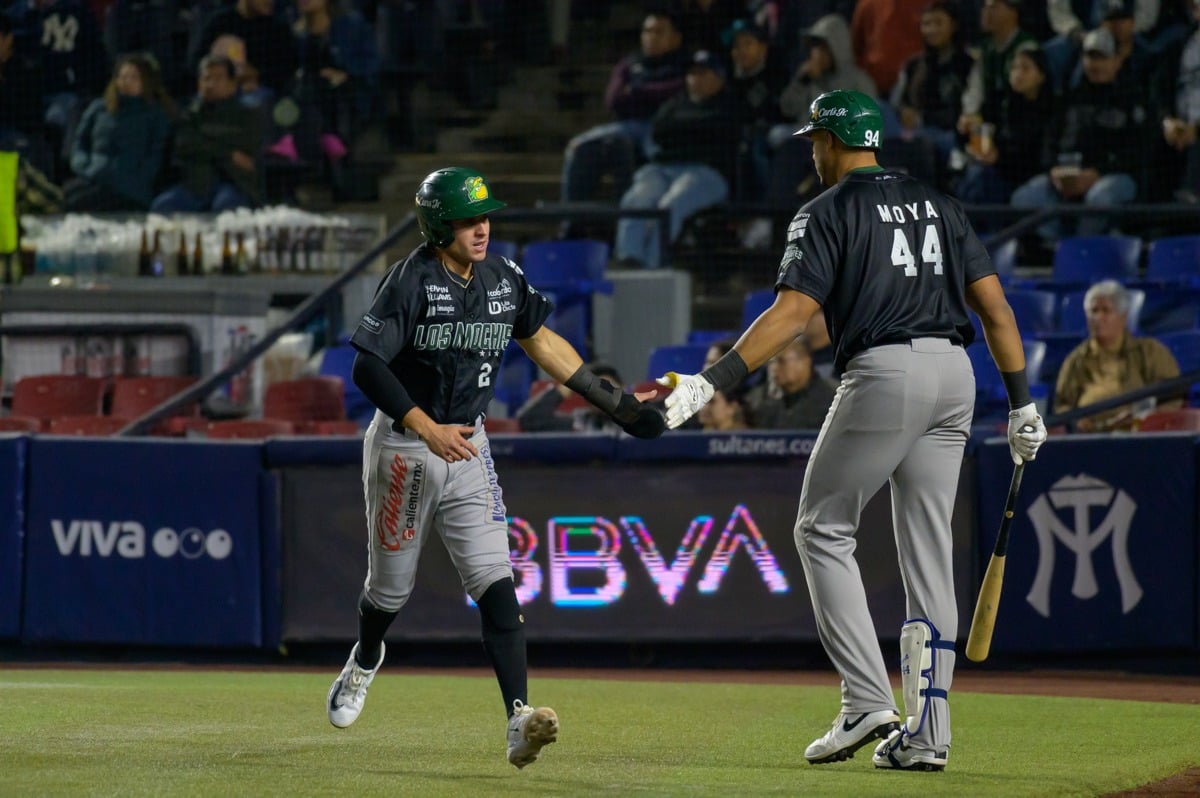 Alejo López es recibido por Steven Moya luego de anotar carrera