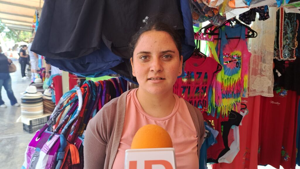 Alexa Liliana Tirado Valles, vendedora de souvenirs.