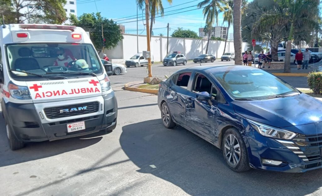 Accidente de dos vehículos   frente por la avenida Cruz Lizárraga y Lola Beltrán en Mazatlán