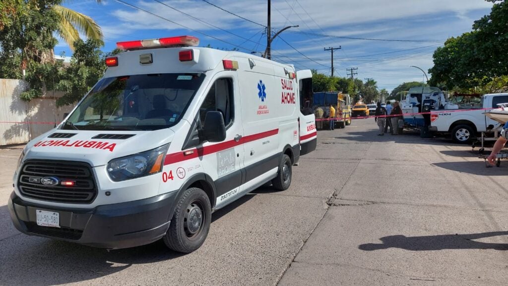 Camioneta de la ambulancia en una colonia de Los Mochis