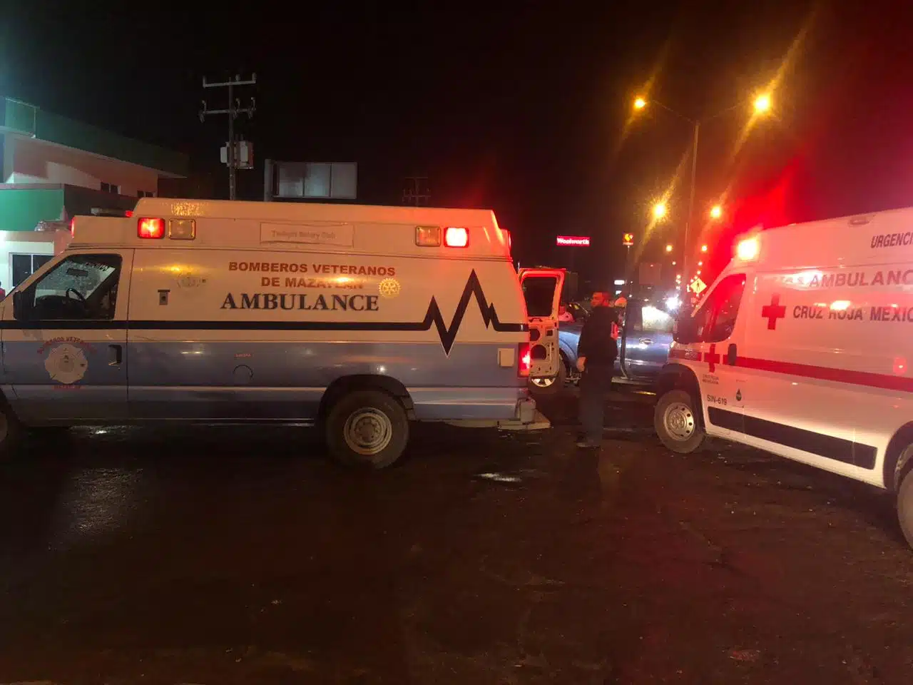 Ambulancias en el lugar del accidente.