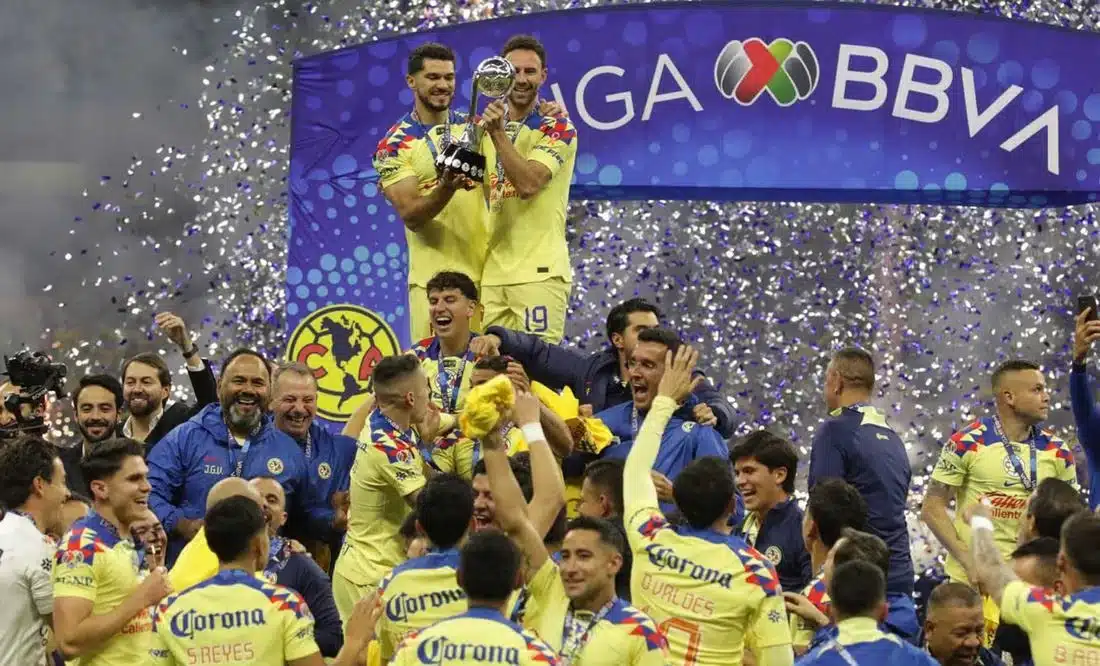 Jugadores del Club América celebran tras su estrella número 14