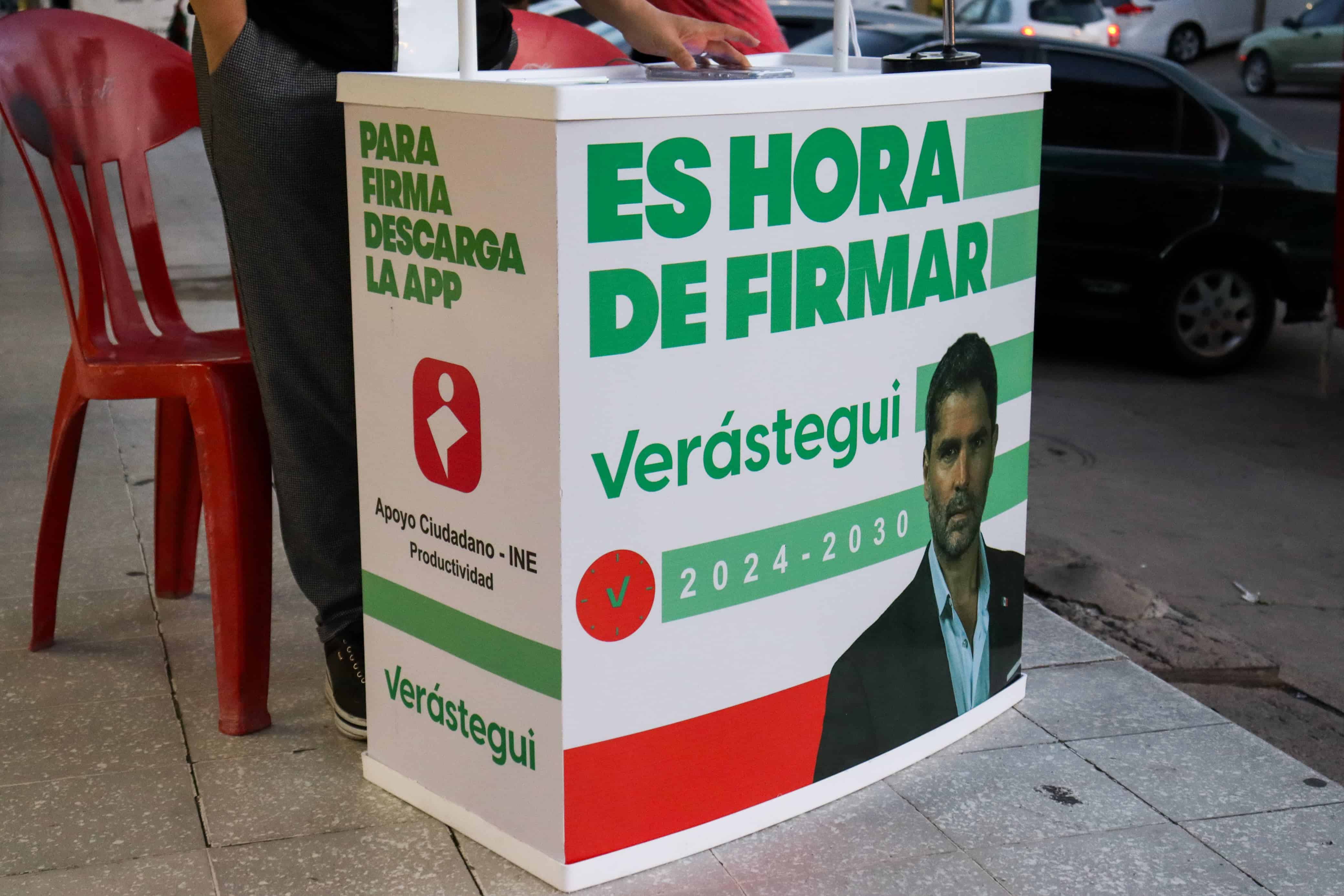 Simpatizantes de Eduardo Verástegui llevan a cabo la recolección de firmas en Los Mochis.