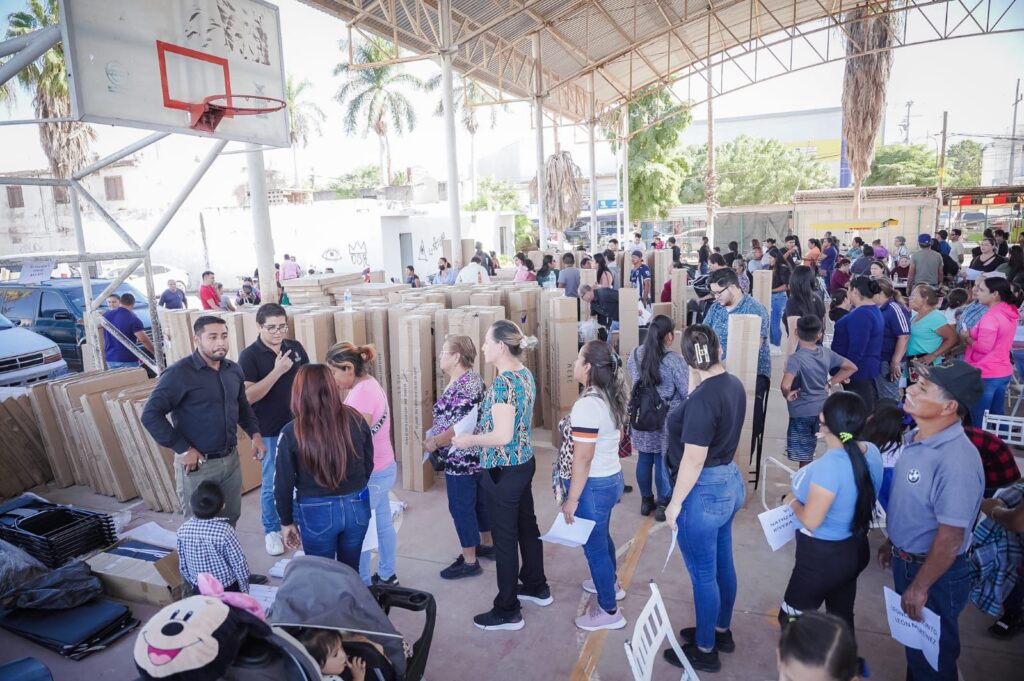 Secretaria de Economía entrega apoyos en la comunidad de Villa Juárez en Navolato