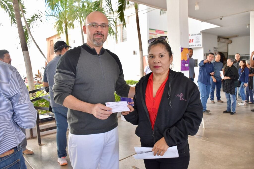 Mujer recibiendo apoyos en Guamúchil