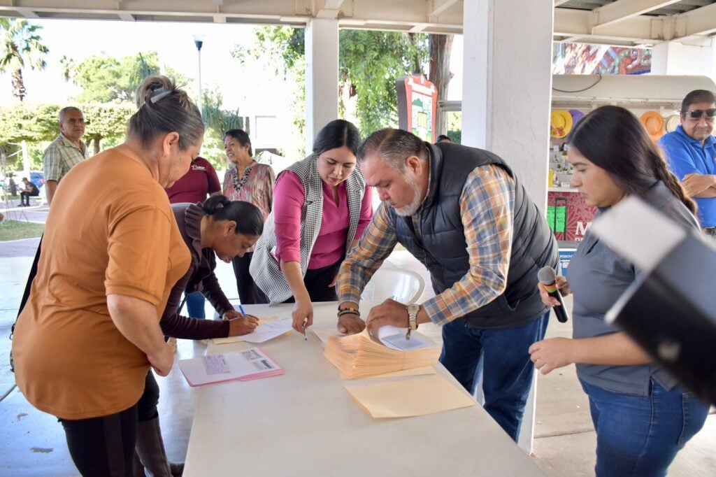 Mujeres recibiendo apoyos en Guamúchil