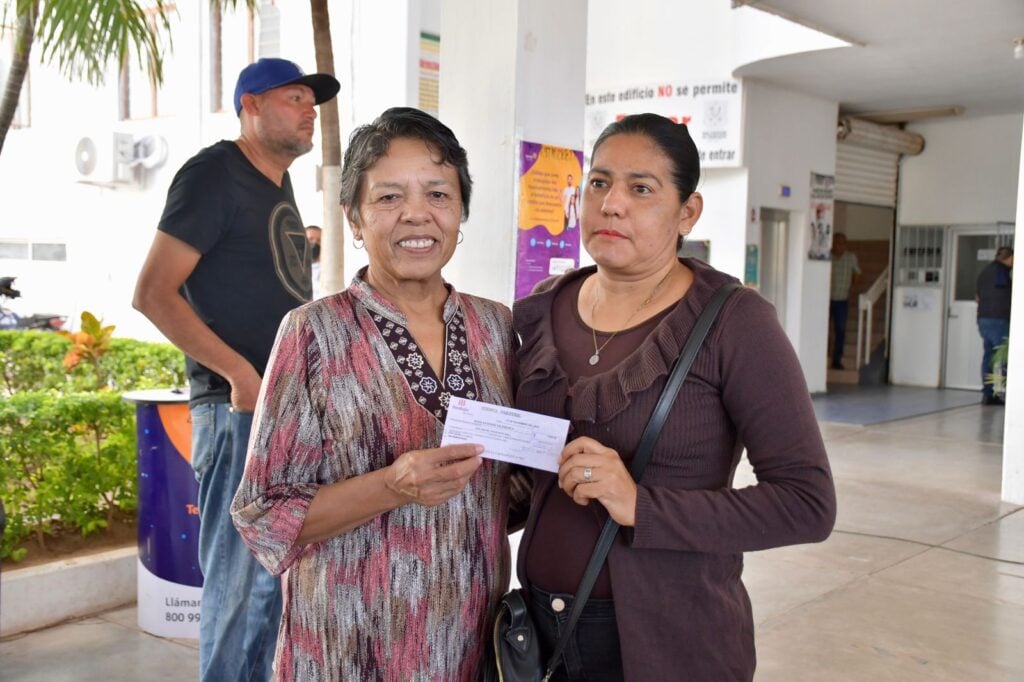 Mujer recibiendo apoyos en Guamúchil