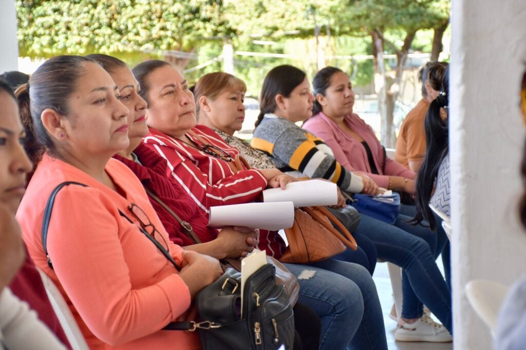 Mujeres recibiendo apoyos en Guamúchil