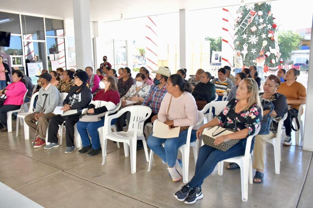 Mujeres recibiendo apoyos en Guamúchil