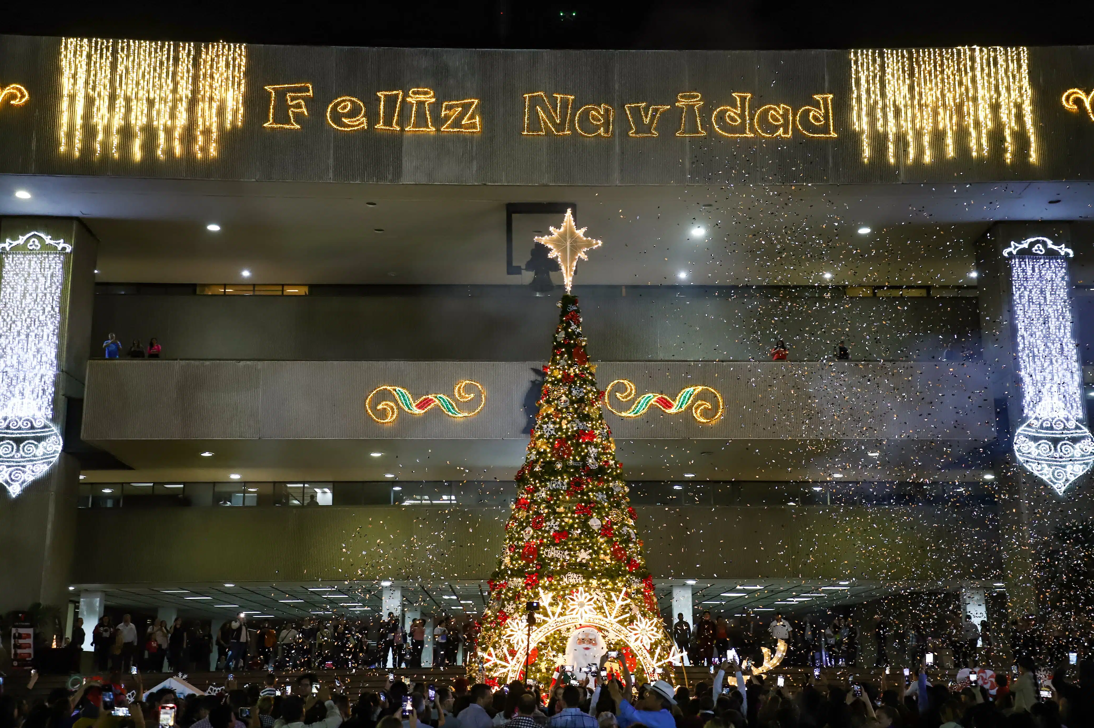 Encienden el árbol navideño en la explanada del Palacio de Gobierno.