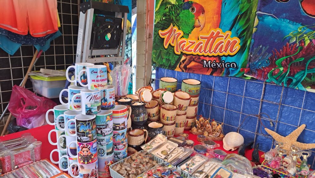 Puestos de comerciantes en mercado de artesanías ubicado frente al Gran Acuario Mazatlán Mar de Cortés