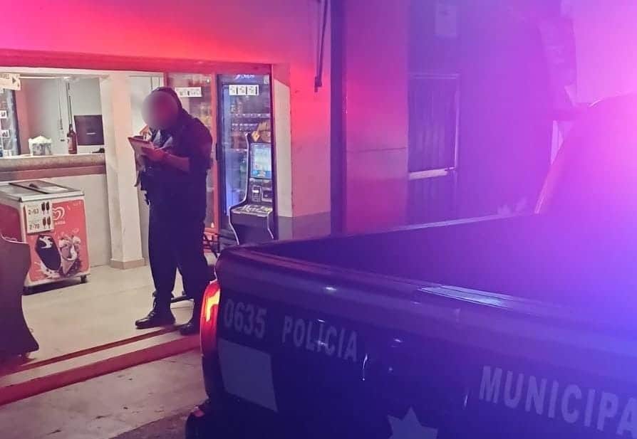 Una persona con uniforme de policía en un expendio de Mojolo en Guasave
