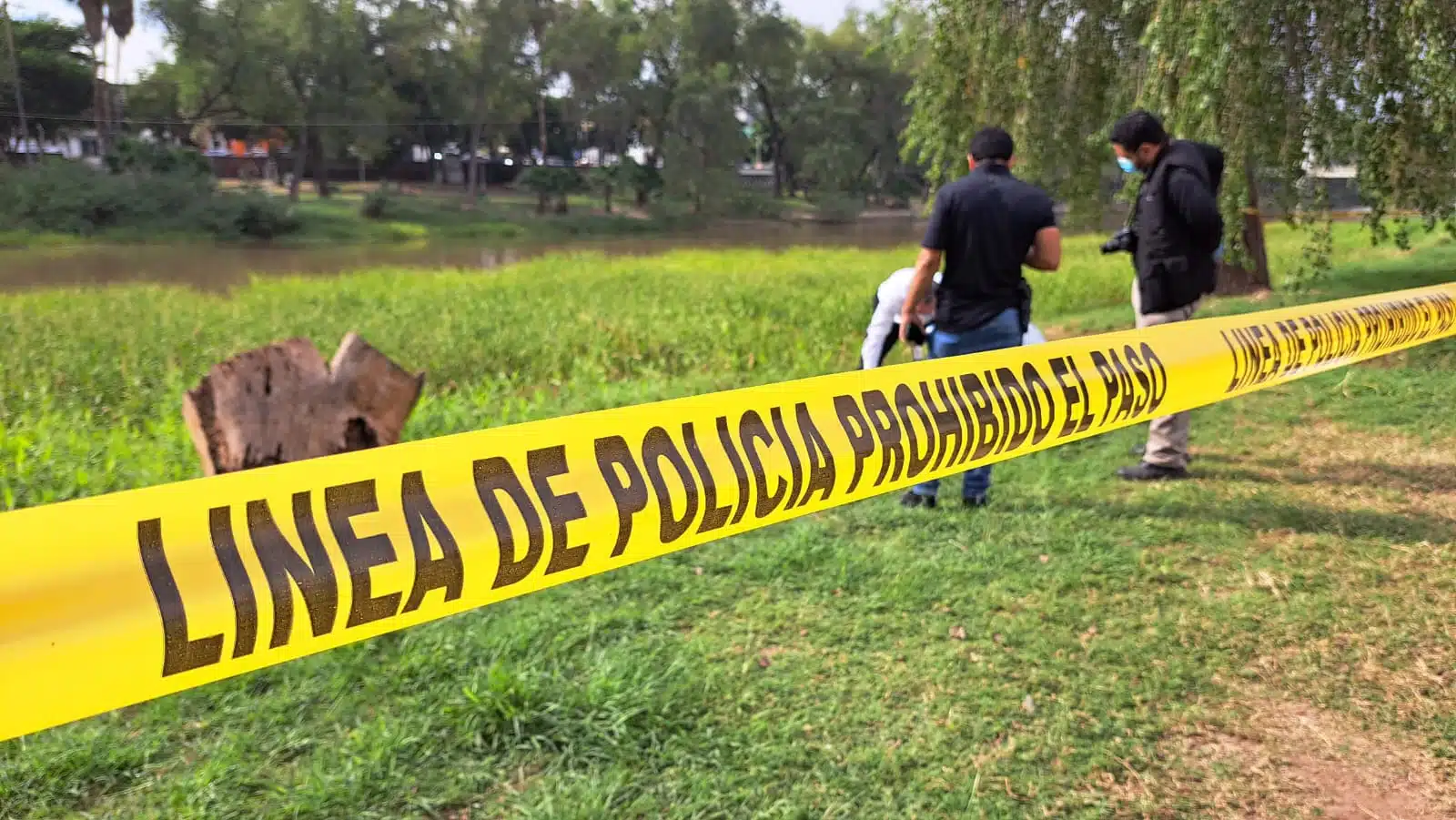 Cinta amarilla delimitando el área de un crimen en el parque Las Riberas en Culiacán