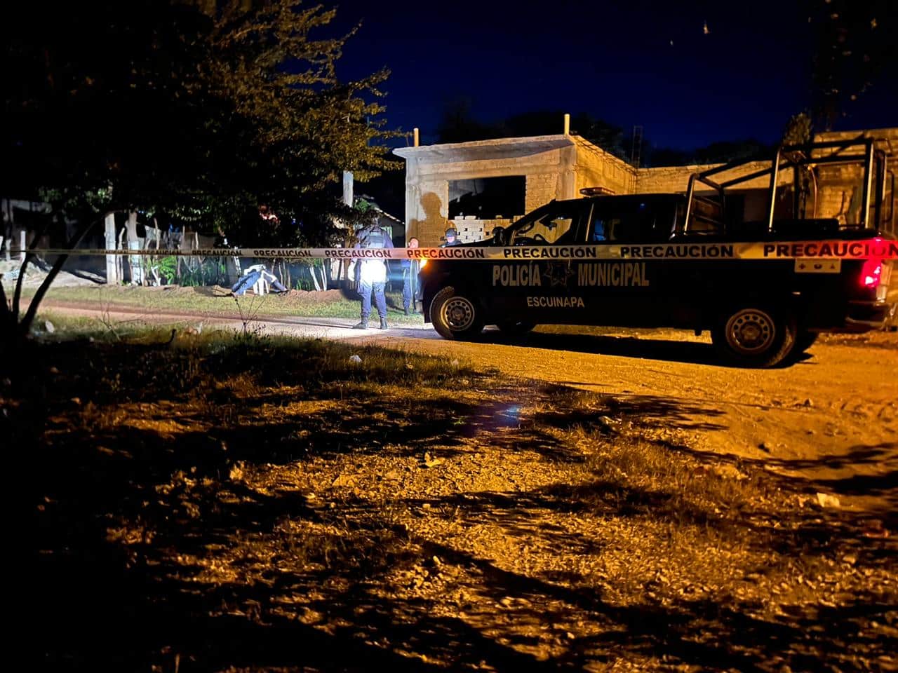 Agentes de las diferentes corporaciones policiacas acudieron a la escena del crimen.