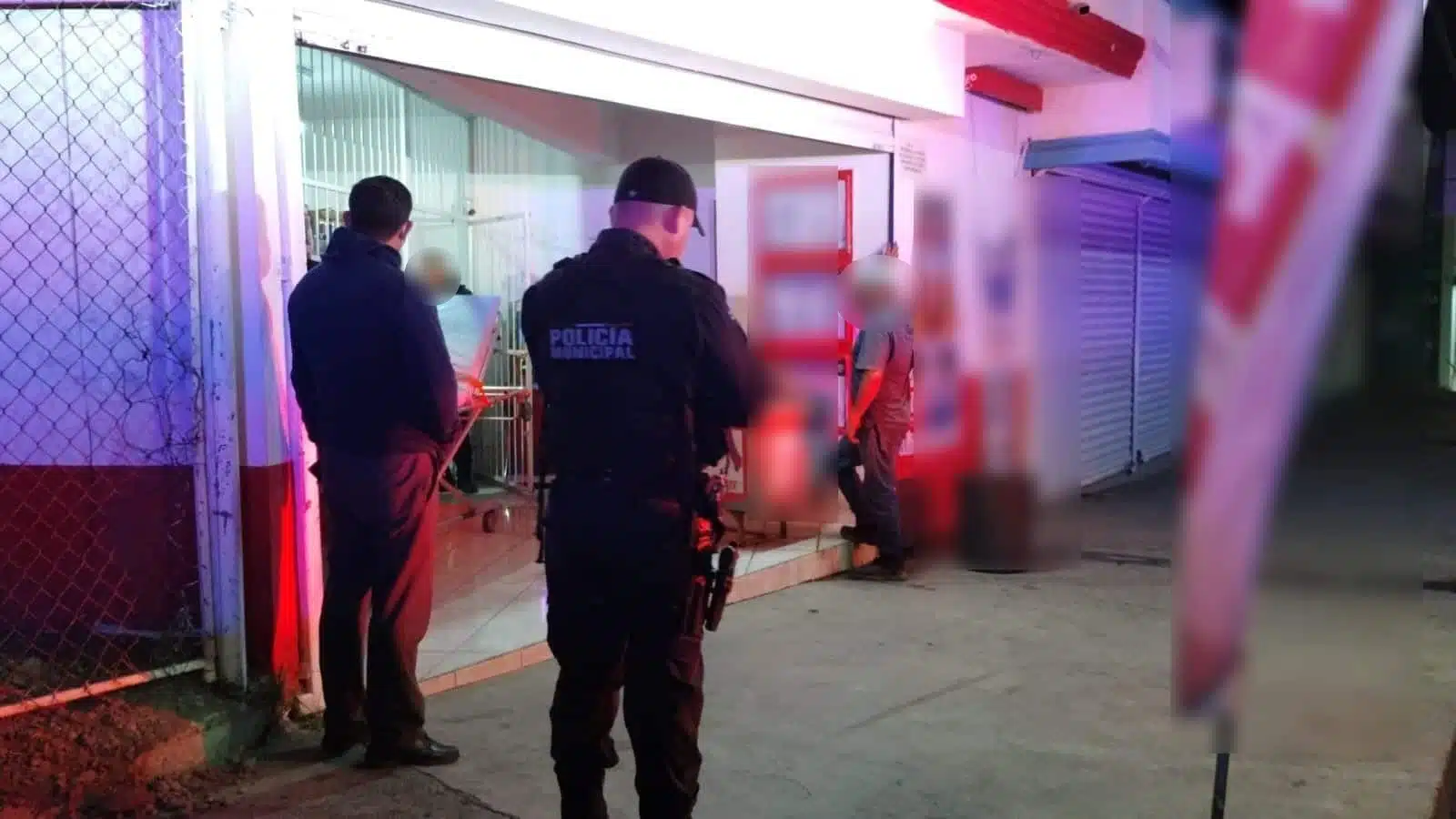 Policías municipales en un expendio de cerveza donde atacaron a balazos a un hombre en Culiacán